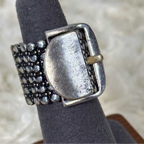 🔥SALE 4/$25 Distressed Silver Tone Buckle Fashion Ring with Stretchy Band - Picture 1 of 8